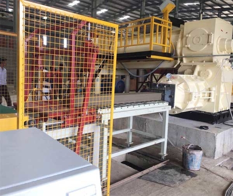 Maschine zur Herstellung von Lehmbodenziegeln Manuelle Maschine zur Herstellung von Ziegeln Fabrik EV Vakuum-Extruder in Kenia