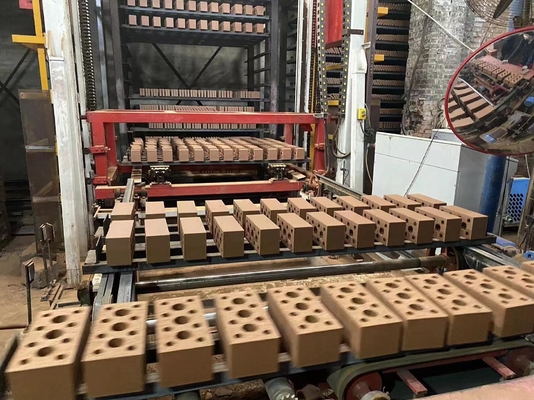 Automatische Tontaule, Trocknungskammer, Ein- und Ausladen von Ziegeln